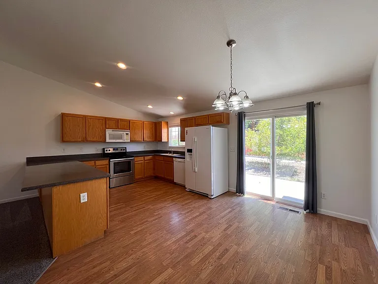 2628 Elizabeth Pkwy — Photo 4