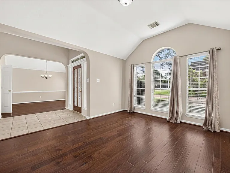 2726 Martinec Dr — Photo 7