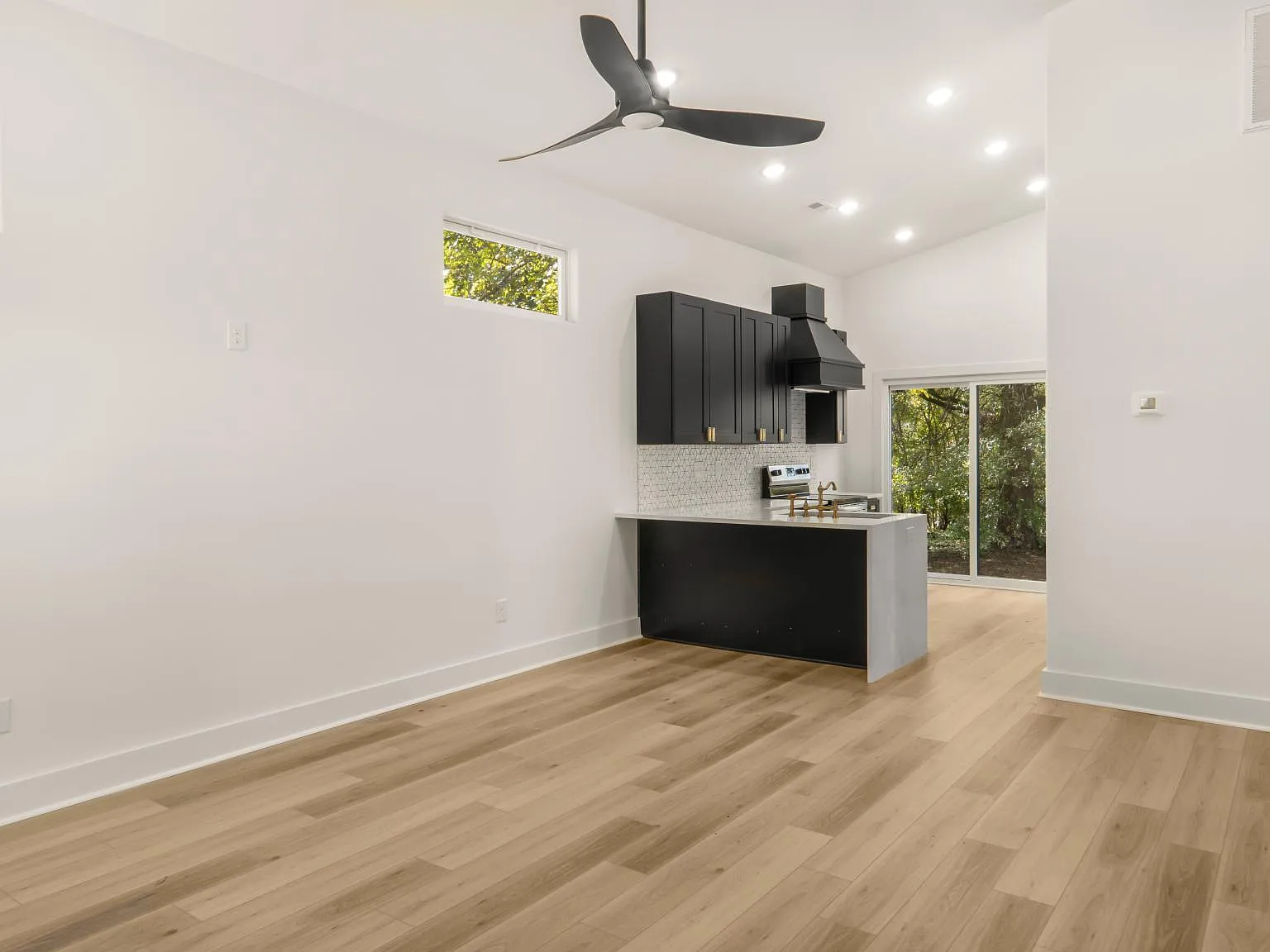 3 bed, 1087 sqft, $2,200 — Photo 4