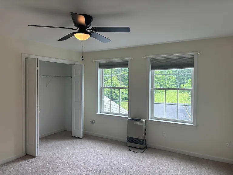 4 Commonwealth Dr — Photo 8