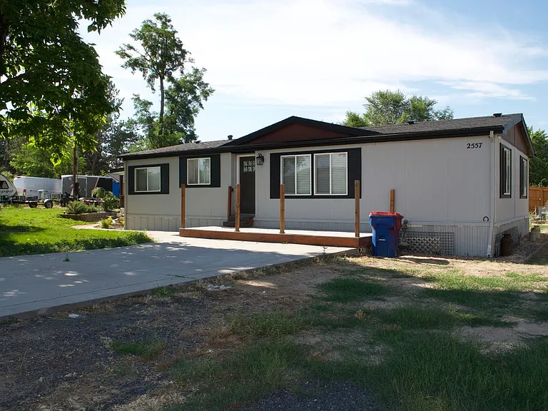2557 E Beacon Light Rd — Photo 1