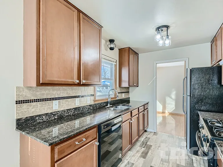 3701 Woodbine Ln N — Photo 5