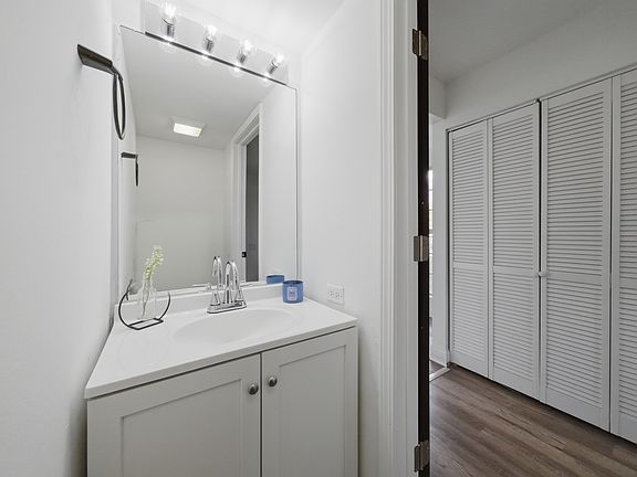 4th image of 1670 College Green Dr