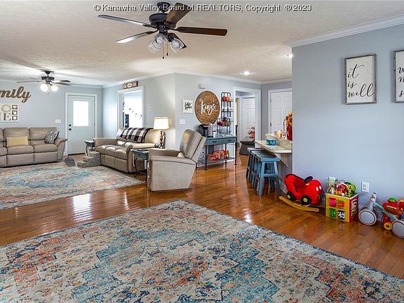 5th image of 409 Mahoganywood Dr