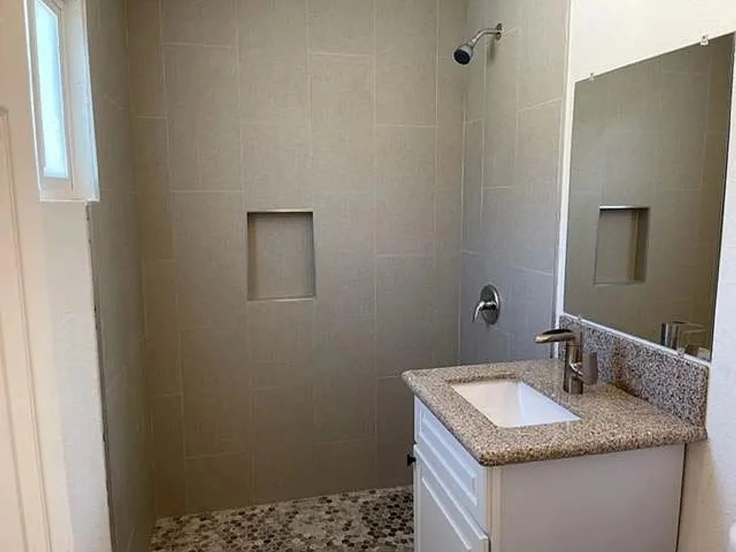 2 Bedroom 1 Bath Now Available — Photo 4