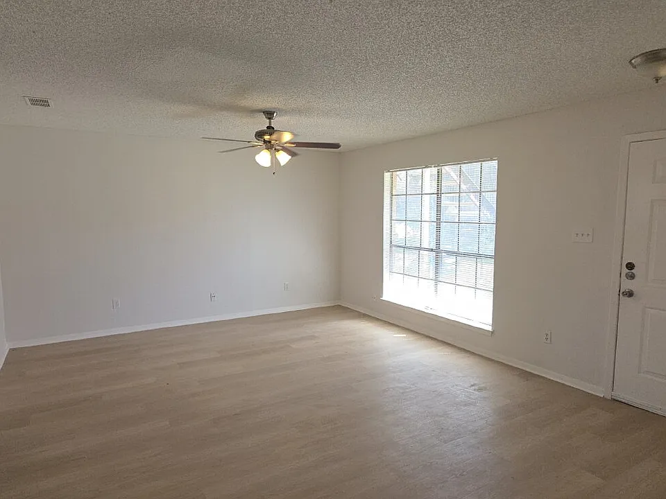 233 Vista Way
