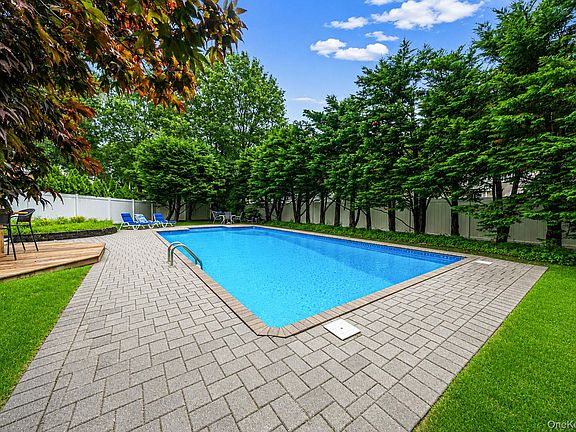 3rd image of 8 Old Orchard Court