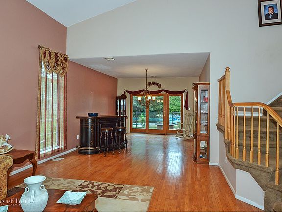4th image of 8 English Ivy Ln