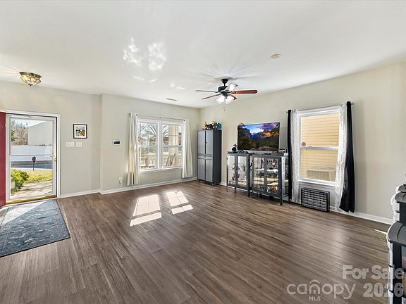 5th image of 2122 Durand Rd