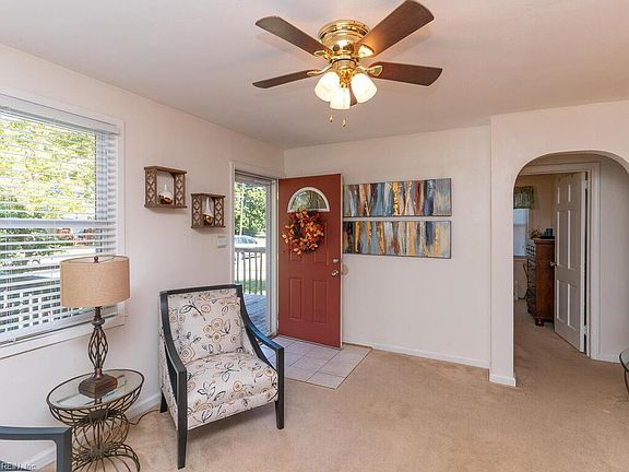 Front foyer/family room lots of natural light. 