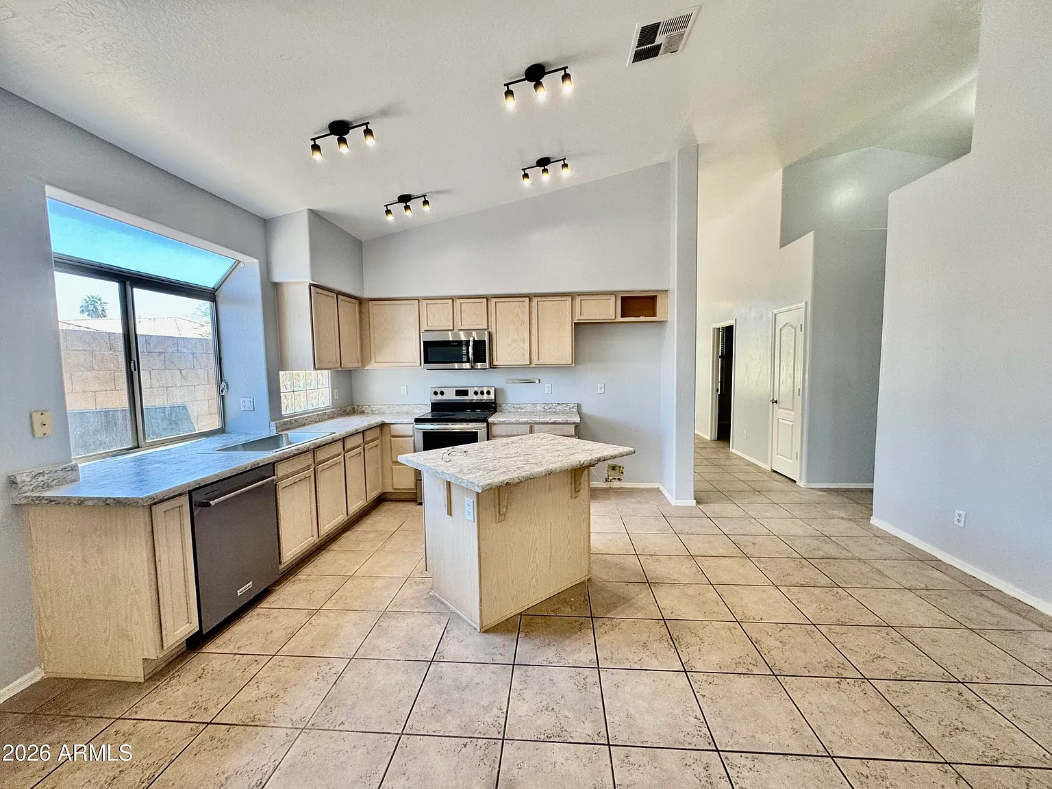 4 bed, 2.0 bath, 2025 sqft, $3,000 — Photo 4