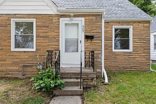 909 Turner Ave — Photo 2