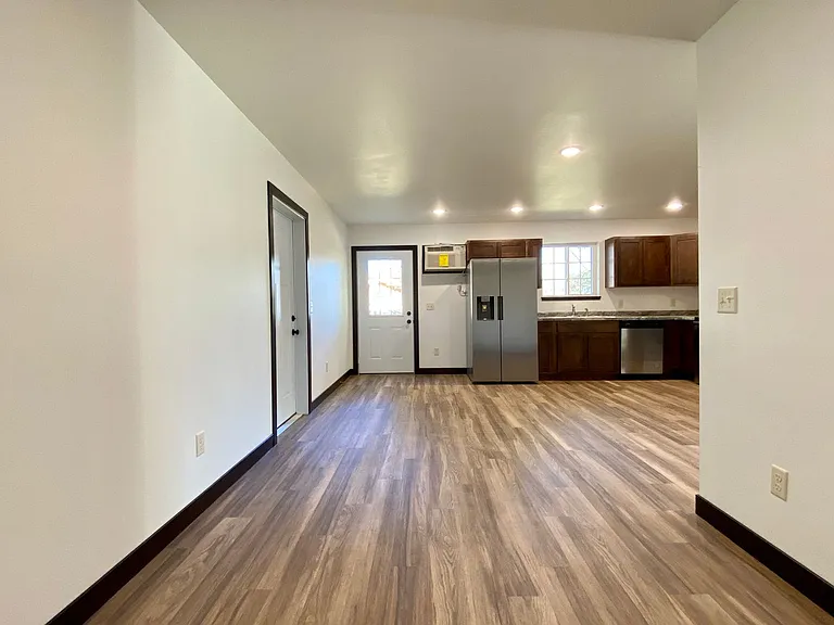 1007 University Ave — Photo 3