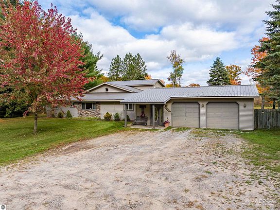 2nd image of 7884 N Saint Helen Rd