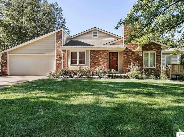 8231 Hickory Ln, Lincoln, NE 68510