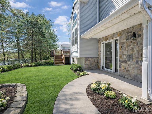 4th image of 44 Rozalyn Ln