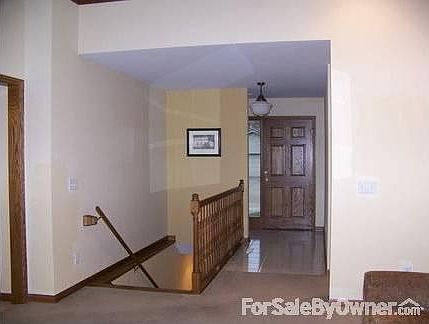 Front entry way : View of stairs to lower level