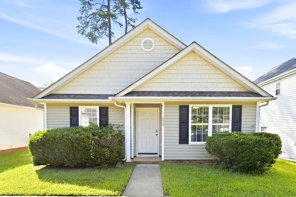 3 bed, 2.0 bath, 1052 sqft, $1,675 — Photo 1