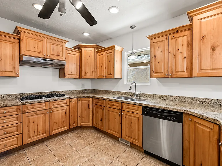 609 E Wilmington Ave — Photo 8