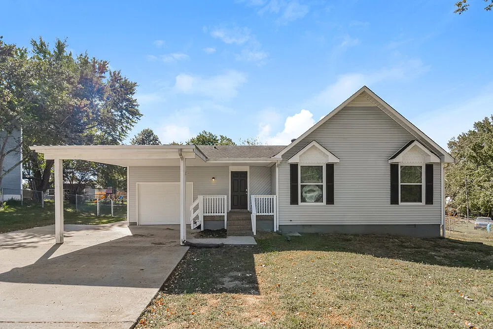 3 bed, 2.0 bath, 1475 sqft, $2,070 — Photo 1