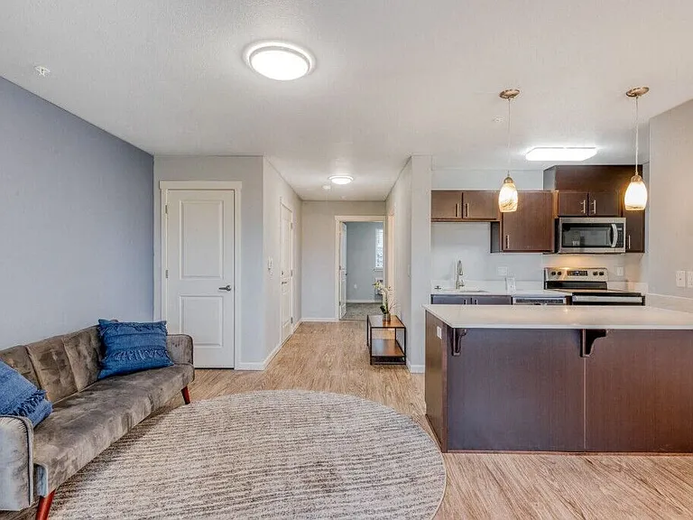 Queen Court Apartments — Photo 34