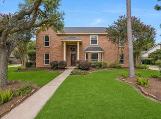 513 Meadow Bend Dr, Friendswood, TX 77546
