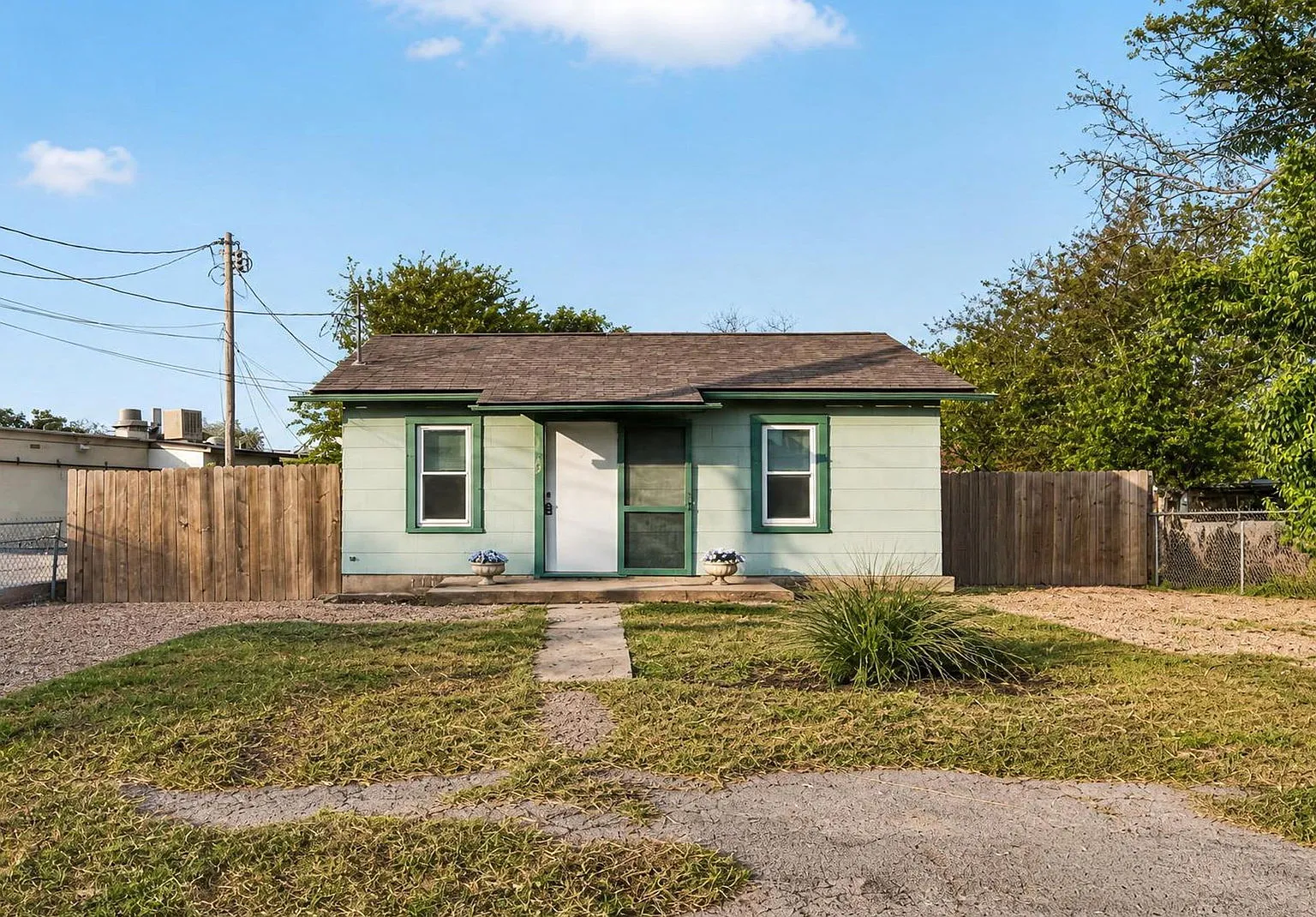 2 bed, 1.0 bath, 930 sqft, $1,750 — Photo 1