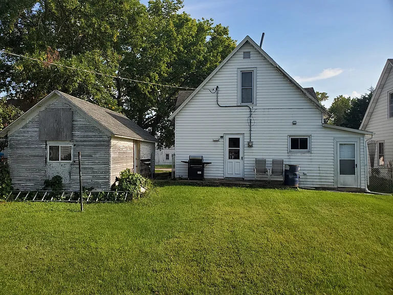 105 Franklin St W — Photo 25