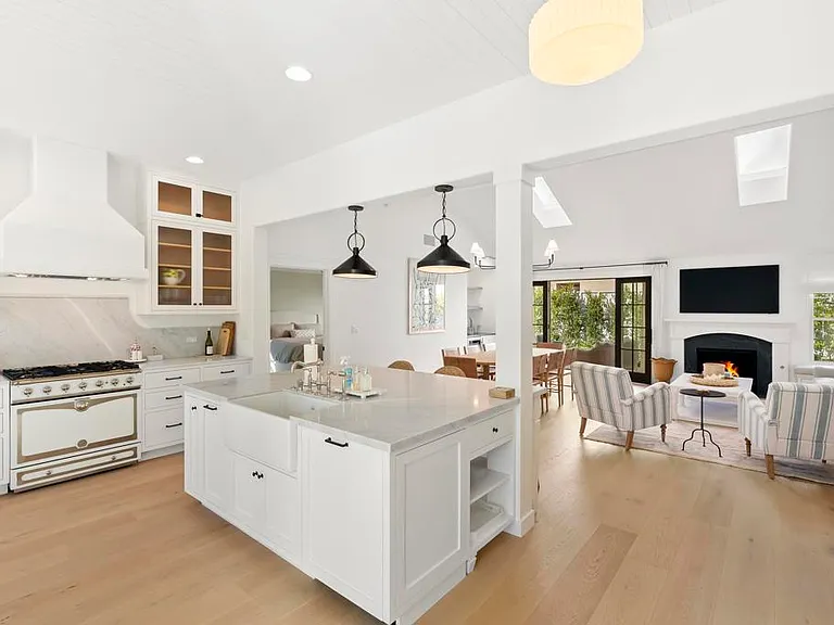 210 Estrella St — Photo 3