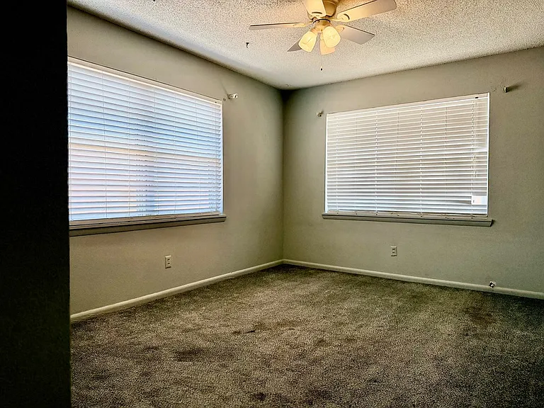 112 S Eisenhower Dr — Photo 13