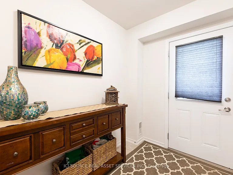 1352 Coleman Cres — Photo 3