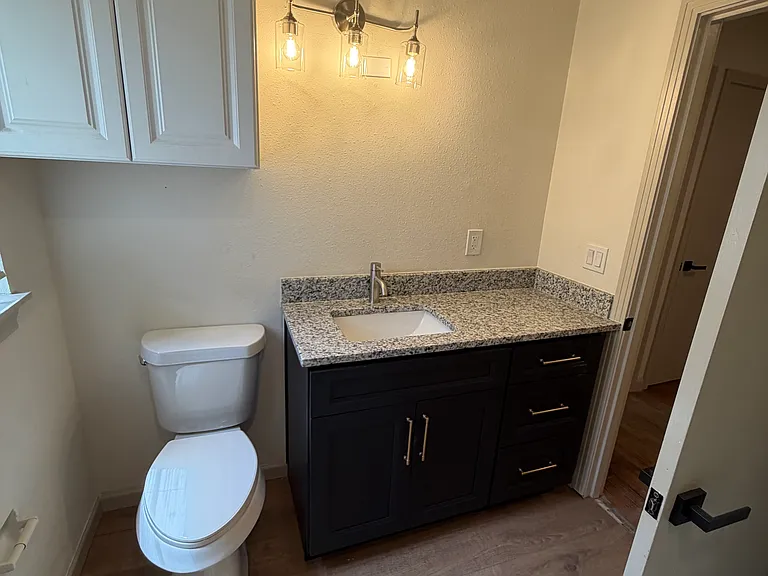 1043 Shadwell Dr — Photo 2