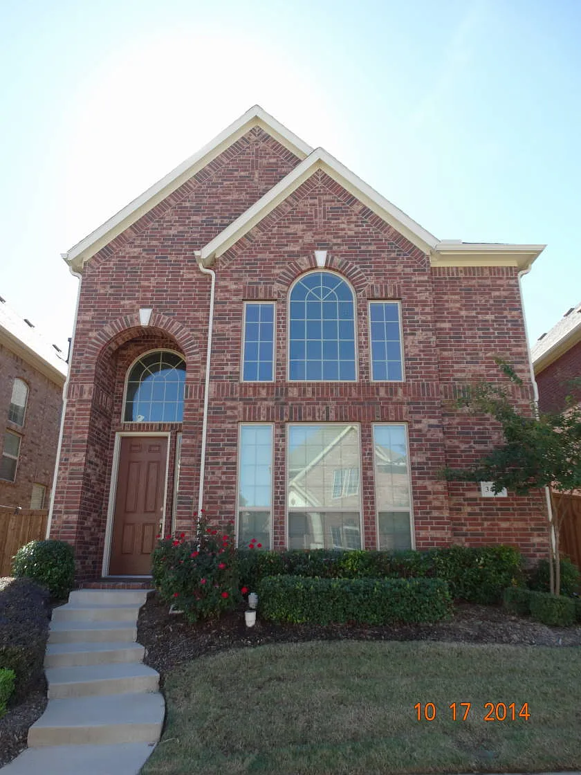 3 bed, $1,900 — Photo 1