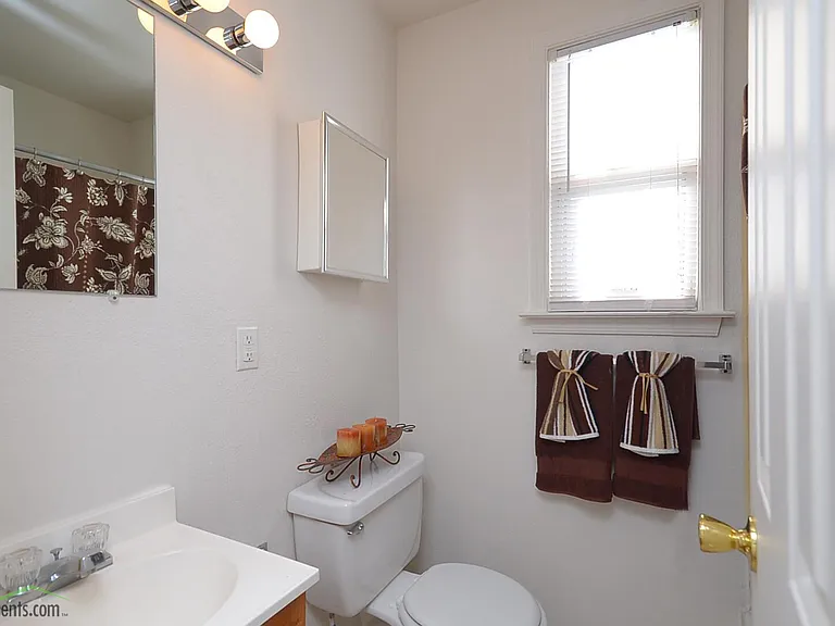 Sterling Oaks Apartments — Photo 7