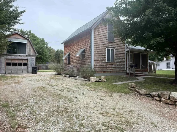 227 Blunt St, Clay Center, KS 67432