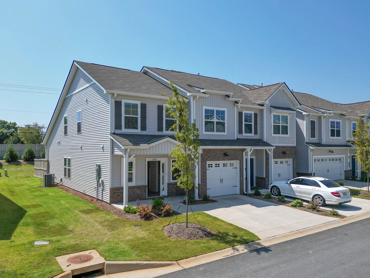 3 bed, 2.5 bath, 2140 sqft, $2,195 — Photo 2