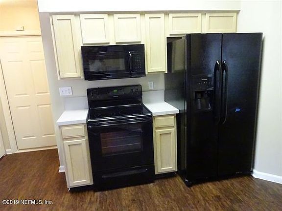 5th image of 390 Willow Green Dr