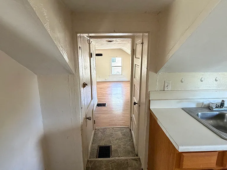 418 W 8th St #2 — Photo 3
