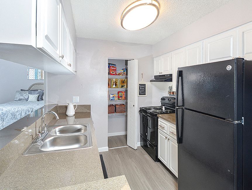 Two Bedroom - 2 Bed / 2 Bath - 950 Sq.Ft.