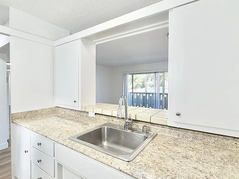 Alameda Apartments — Photo 9
