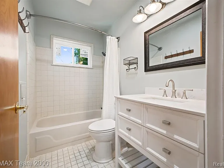 31906 Cambridge St — Photo 13
