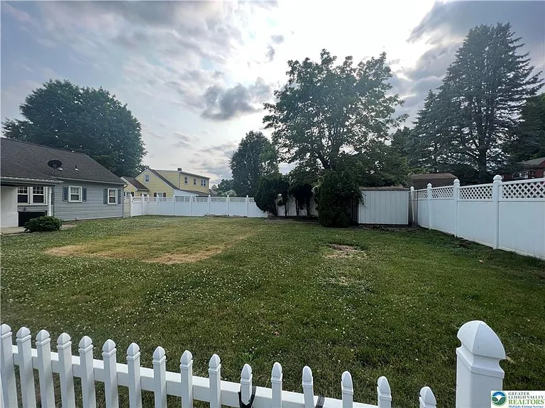 2401 Lawnherst Ave — Photo 9