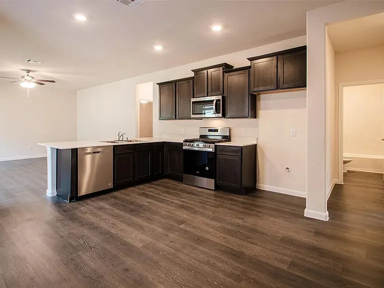 3936 Oak Creek Cir — Photo 2
