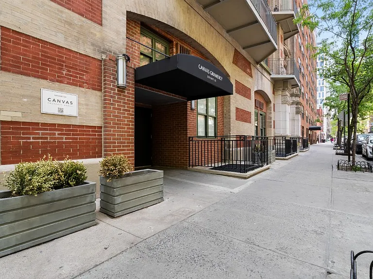 220 E 22nd St #3U — Photo 19