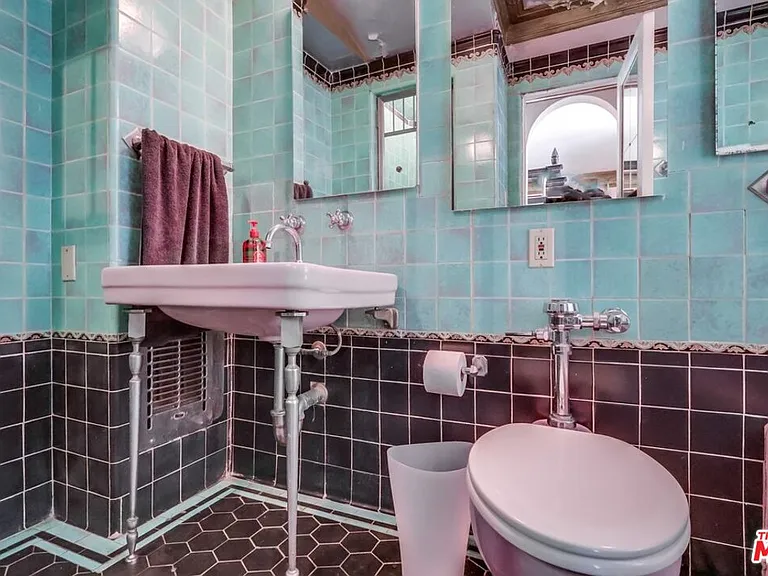642 S Bronson Ave #207 — Photo 47