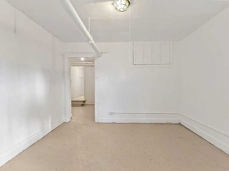 Essex Apartments — Photo 17