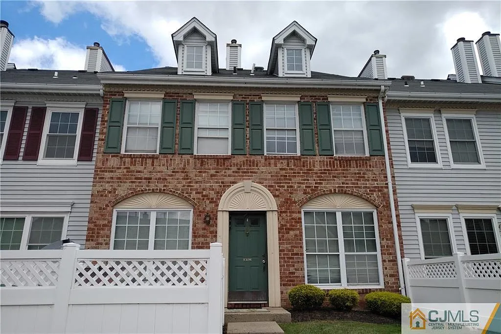 390 Hadleigh Ln photo 1