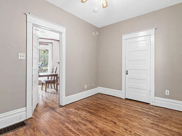 1002 Oxford St N — Photo 22