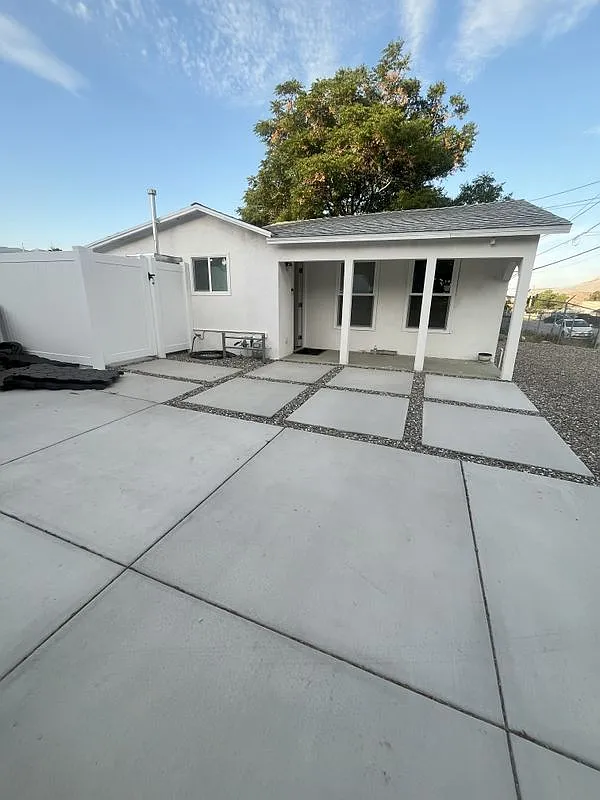 3 bed, 1.0 bath, 858 sqft, $2,500 — Photo 2