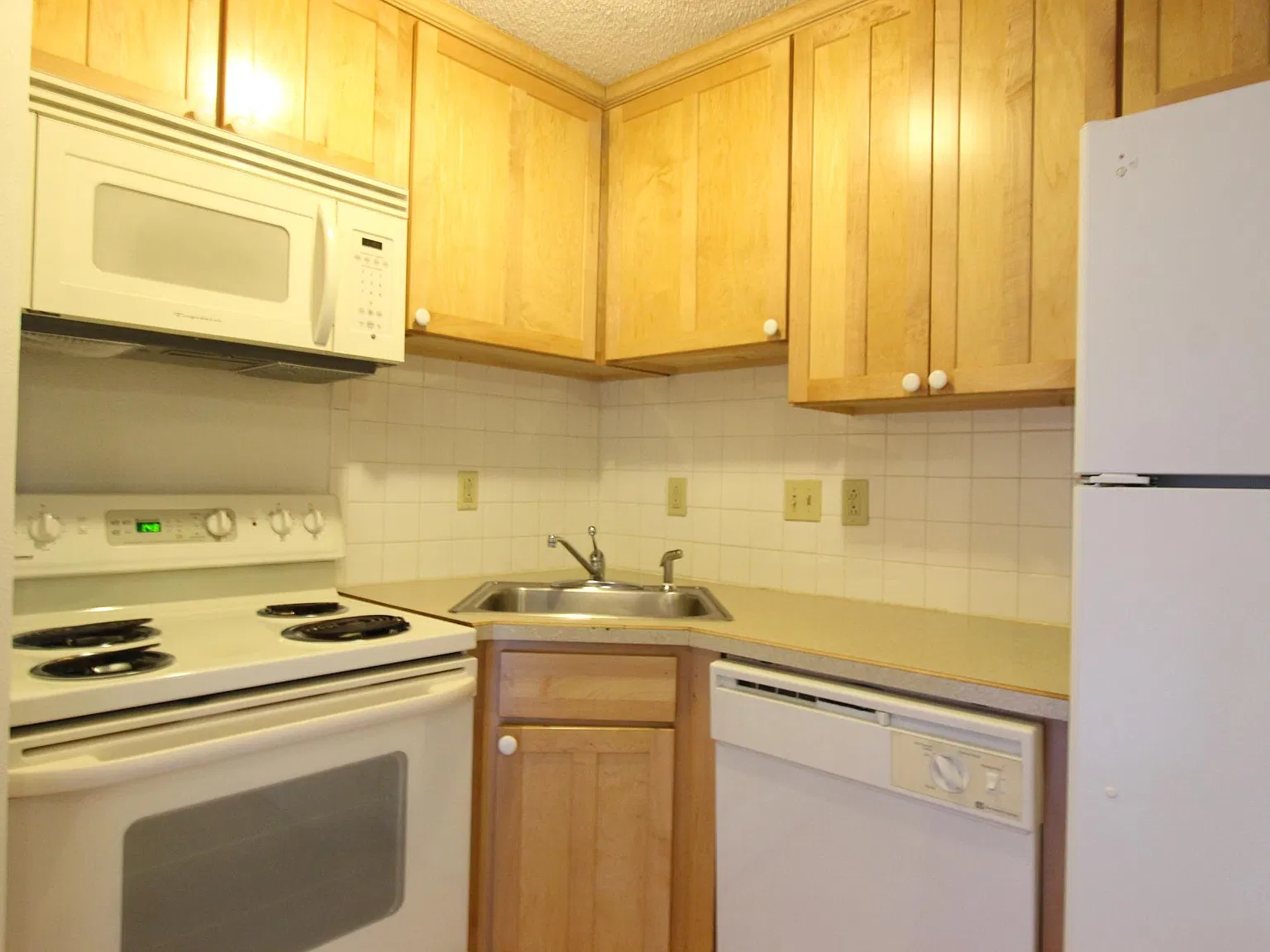 3 bed, 900 sqft, $4,680 — Photo 4